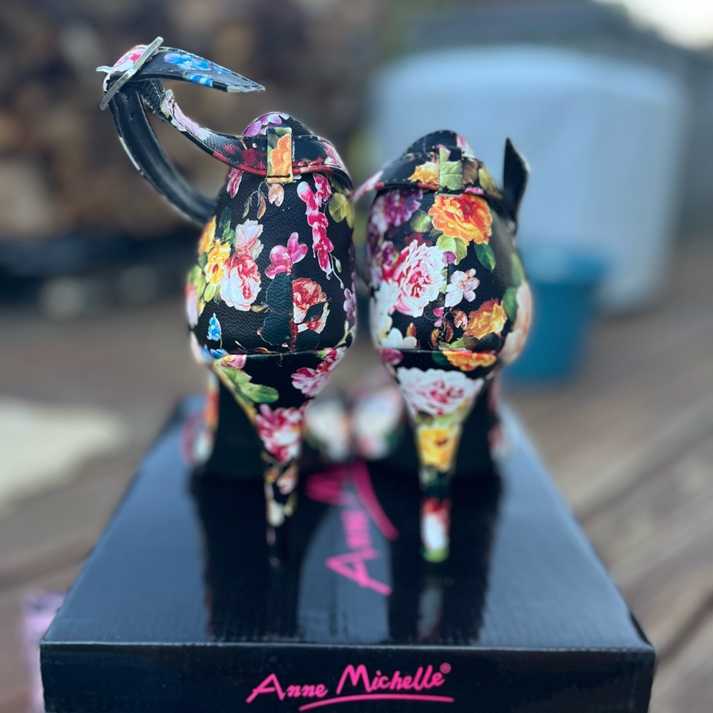 Anne Michelle Black Floral Heels, size 8.5 - Picture 3 of 4